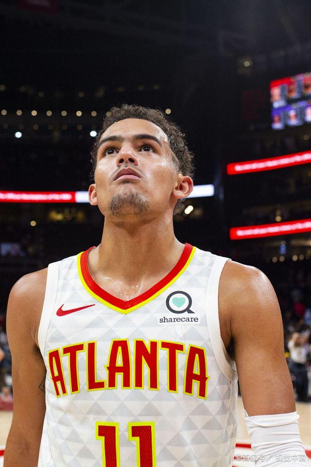 米利亚倒地后被布坎南用球近距离轰了一脚，骂布坎南后遭直红（米利亚倒地遭布坎南近距离砸球，口出恶言后直接染红）