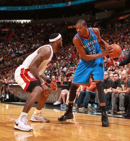 斯基拉：英超俱乐部想签圣地亚哥-卡斯特罗，但博洛尼亚不想卖（斯基拉：多家英超球队青睐圣地亚哥·卡斯特罗，但博洛尼亚态度强硬不愿放人）