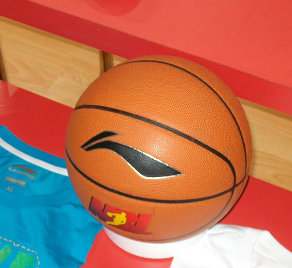 泰州队“苏超”冠军奖杯开启全市巡展，第一站在海陵老街（泰州队“苏超”冠军奖杯全市巡展启幕，首站海陵老街）