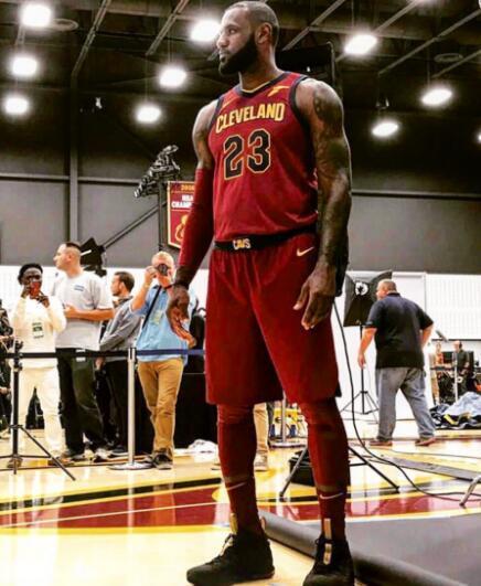 美媒：哈克斯目前是年度最佳第六人热门人选（美媒：哈克斯是本季最佳第六人热门）