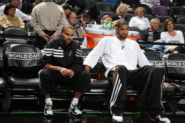 球员倒地救球拼劲十足（球员飞身倒地奋力救球）